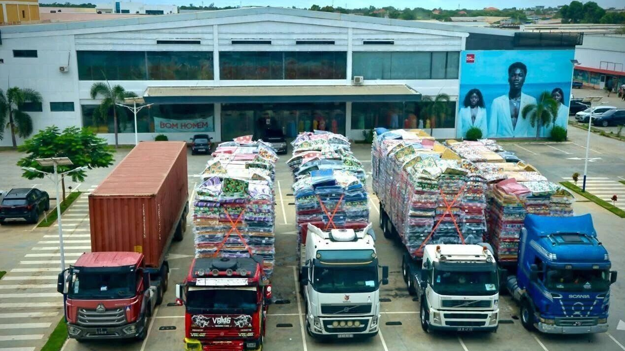 Floods are merciless, but love endures among humanity.
——The group donated relief supplies to the flood-stricken areas in Benguela.